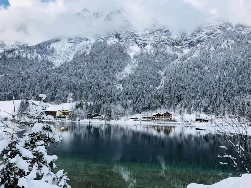 Fast ein wenig mystisch wirkt derzeit der glasklare Hintersee in der Gemeinde Ramsau im Berchtesgadener Land