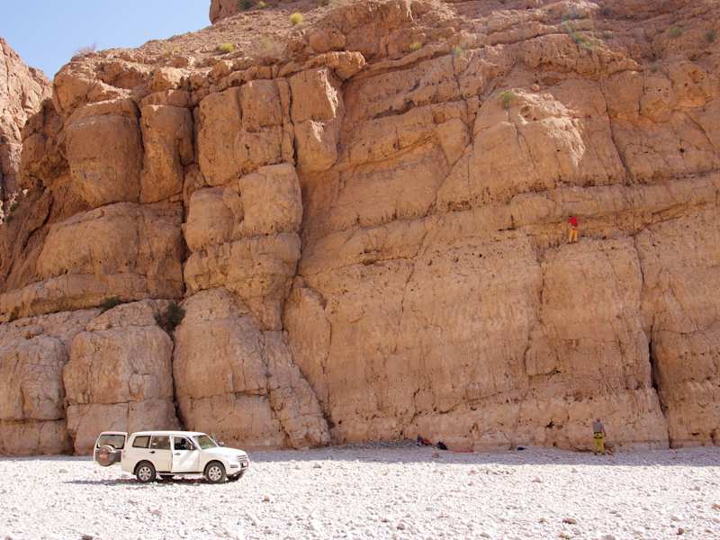 Auch der Zustieg ist im Wadi Daykah vertretbar. Klettern Campen Wandern Oman Bergwelten Schoepf