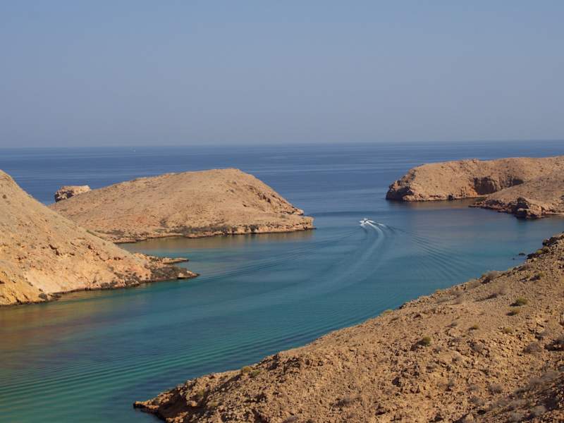 Eine der vielen kleinen Buchten südlich von Muscat. Auch hier nix los. Oman Klettern Wandern Bergwelten Schöpf