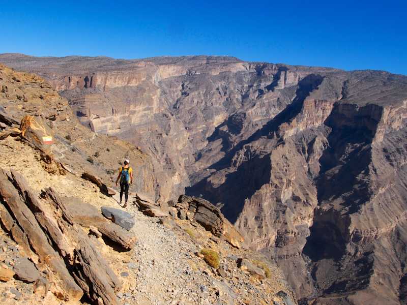 Tolle Wanderung: Der „Balcony Walk“ am Jabal Shams Klettern Campen Wandern Oman Bergwelten Schoepf