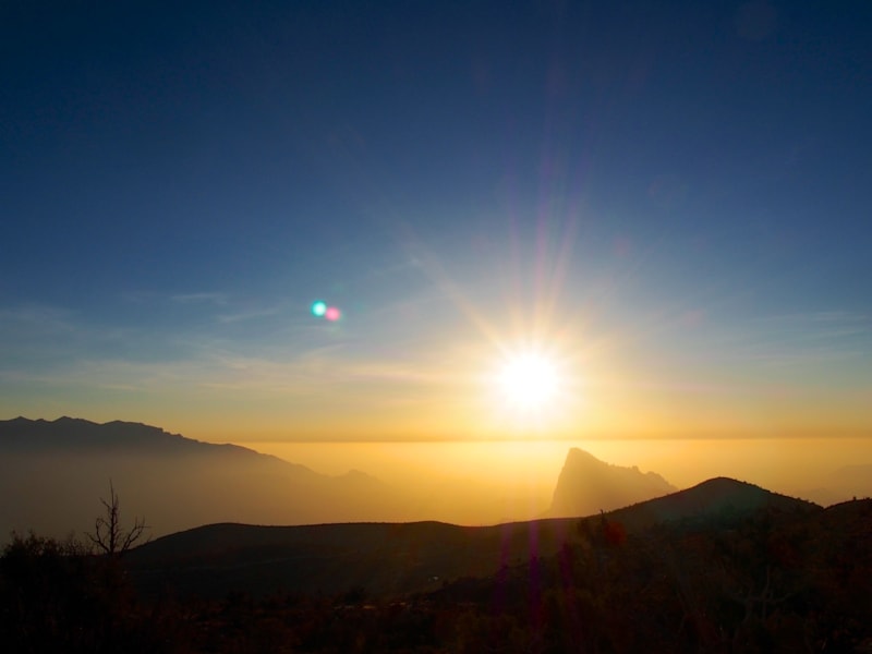 Die Silhouette des Großen Jabal Misht, vom Jabal Shams gesehen Klettern Campen Wandern Oman Bergwelten Schoepf