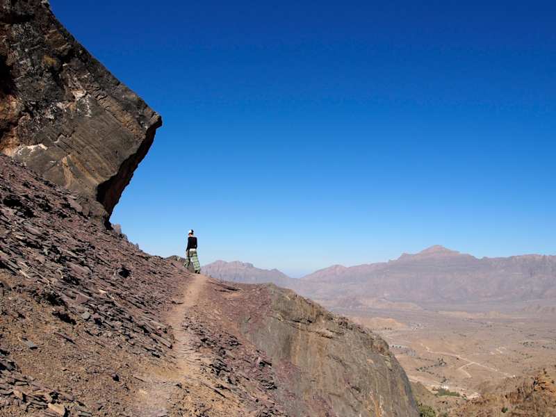 Zustieg auf Ziegenpfaden: Hadash. Klettern Campen Wandern Oman Bergwelten Schoepf