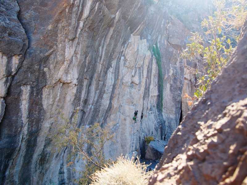 Klettern im Sektor The Pit, Hadash. Matthew in einer 7a+. Klettern Campen Wandern Oman Bergwelten Schoepf
