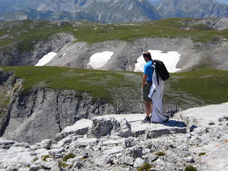 Basejumper Michael Maili vor dem Absprung