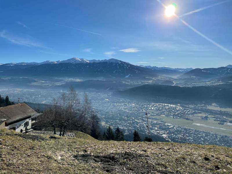 Aussicht vom Rauschbrunnen in Richtung Patscherkofel und Wipptal.