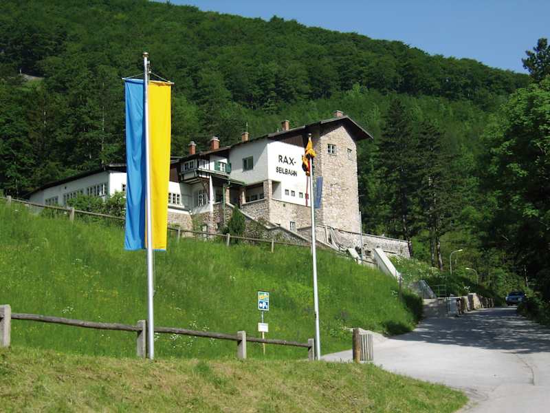 Mit der Raxseilbahn gelangt man seit 1926 mühelos auf das Raxplateau.