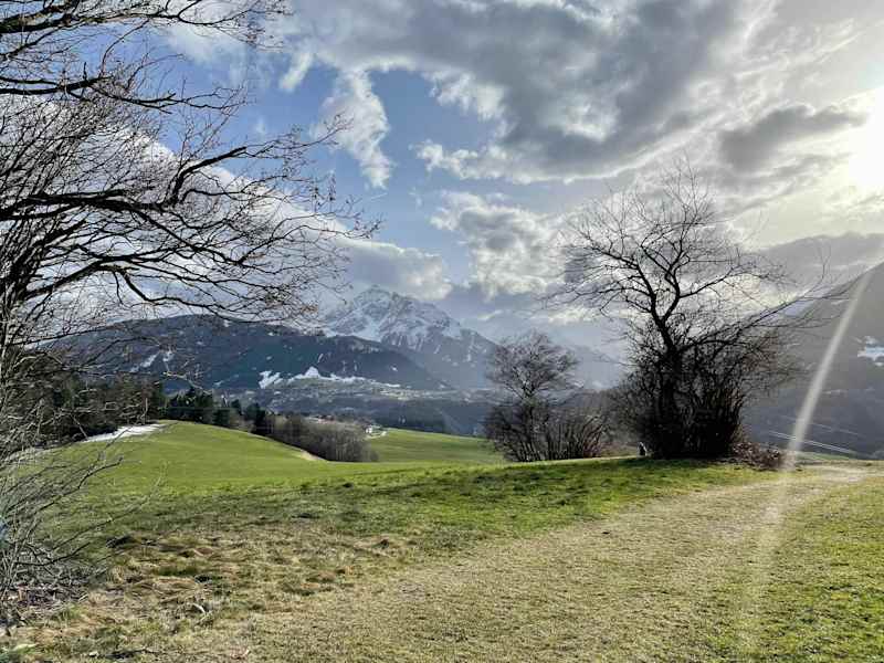 Imposanter Blick vom Naturschutzgebiet Rosengarten ins Stubaital mit Serles und Habicht bei Föhnstimmung.