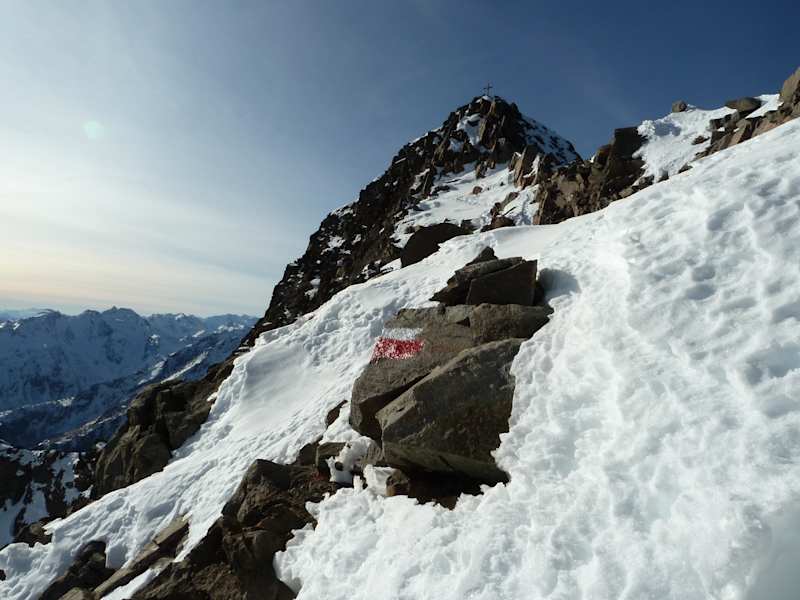 Schneefelder können sich auf Übergängen und nordseitiger Exposition bis weit in den Sommer hinein halten.