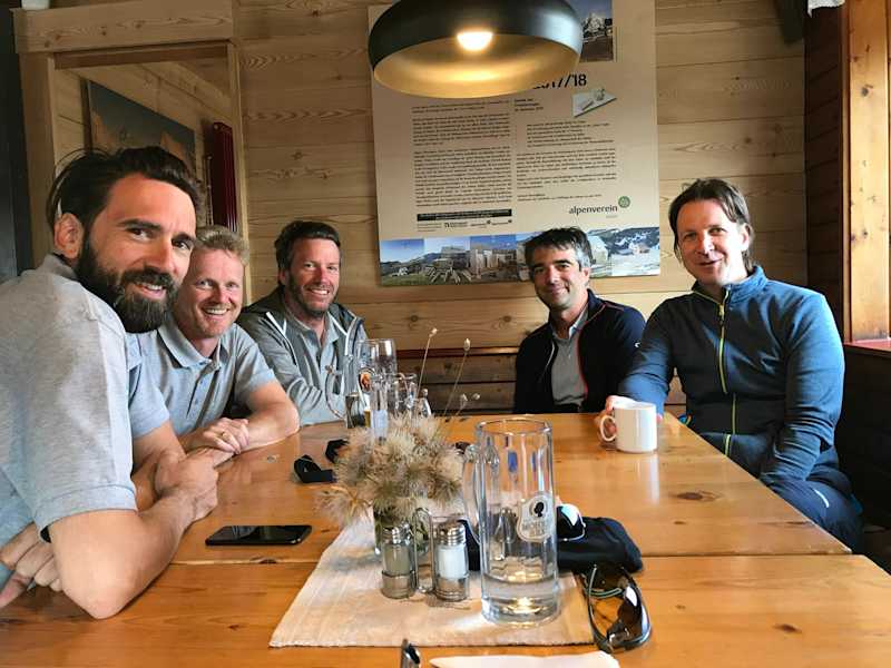 Durch den Zubau wurde auch der Gästebereich der Hütte größer. Thomas Heil, Michael Merstallinger, Georg Unterberger, Stephan Hoinkes und Gerhard Steger - müde, aber zufrieden.