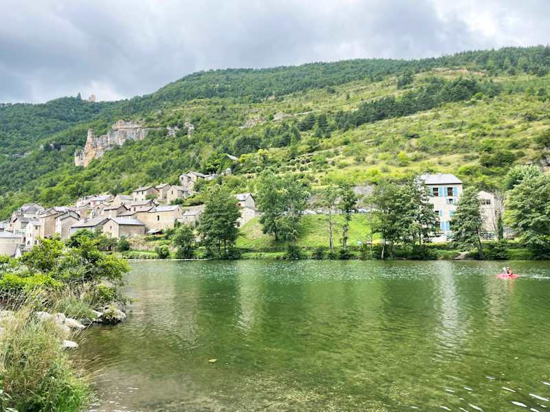 Entlang des Tarns gibt es einige Campingplätze, die meist direkt am Fluss liegen