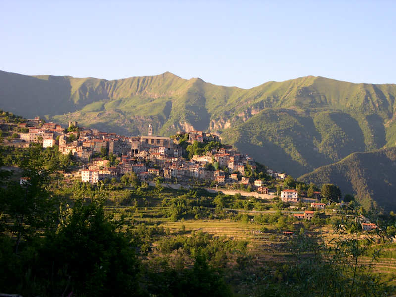 Triora wurde auf einem Bergrücken errichtet.