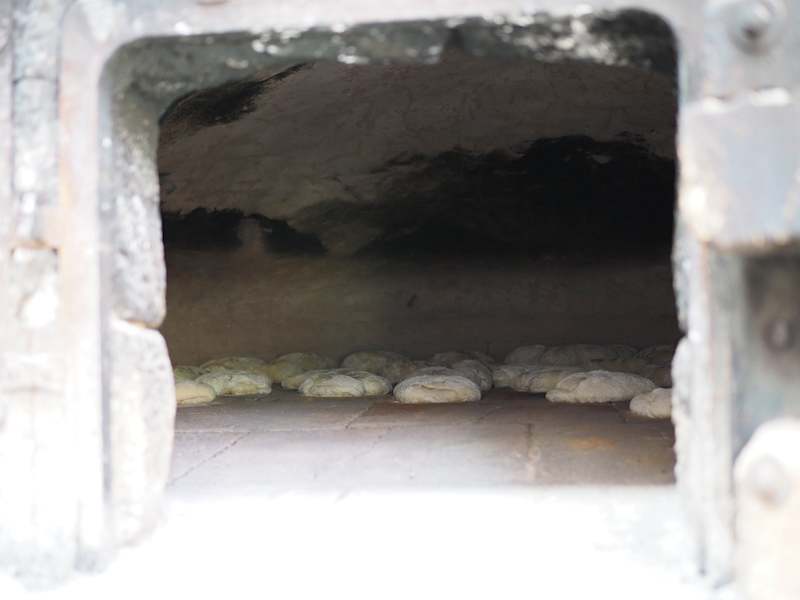In Sonogno wird noch Brot in einem alten Steinofen gebacken.