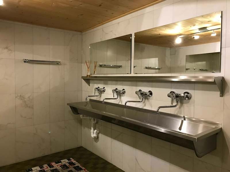 Auch beim Zähneputzen kann man aktiv Wasser sparen.