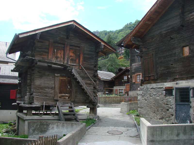 Ein typischer Walliser Spycher in Mund