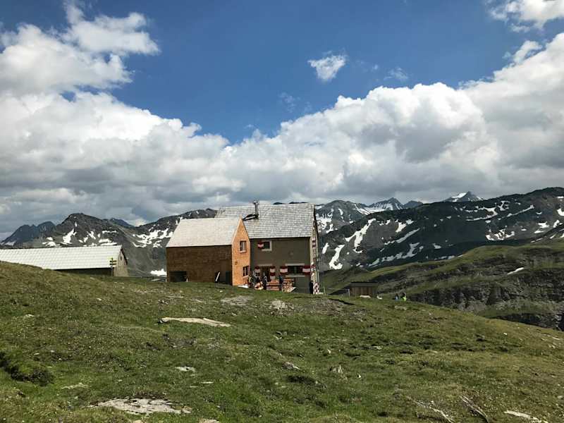 Die Schindeln des Zubaus werden in wenigen Jahren vergrauen und dann wird sich das Gebäude noch harmonischer an die alte Hütte schmiegen.