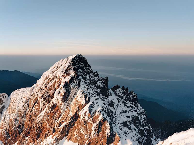 Der Gipfel der Alexandra ist bloß 18 m niedriger als der Hauptgipfel, die Margherita-Spitze (5.109 m). Beie Erhebungen sind über einen Kamm verbunden