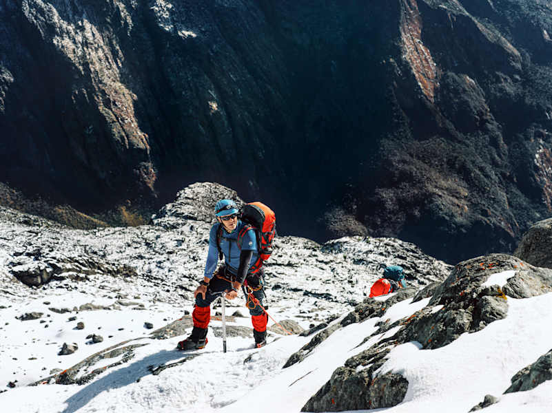 Der Gipfel wird einem nicht geschenkt: Der Anstieg führt über steile Felspassagen und die Luft wird mit jeden Schritt dünner