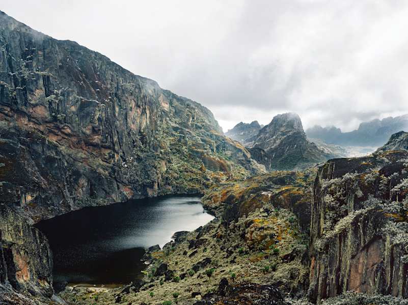 Der Bujuku-See befindet sich tief verwunschen im Dschungel in einer Höhe von 3.500 m
