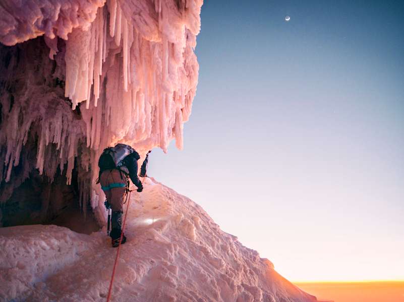 Gipfeltag: Nach rund vier stunden Gehzeit als Seilschaft gelangt man bei Sonnenaufgang zu diesem eisigen Vorhang.