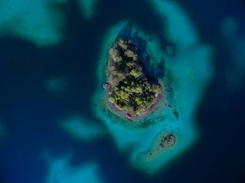 Der Eibsee besticht durch sein türkisblaues Wasser und seine Inseln