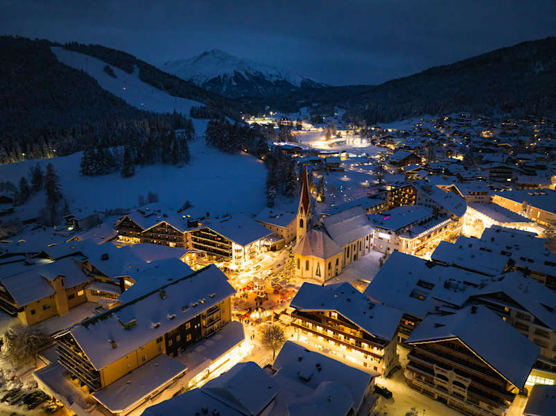 Die Fußgängerzone von Seefeld bei Nacht