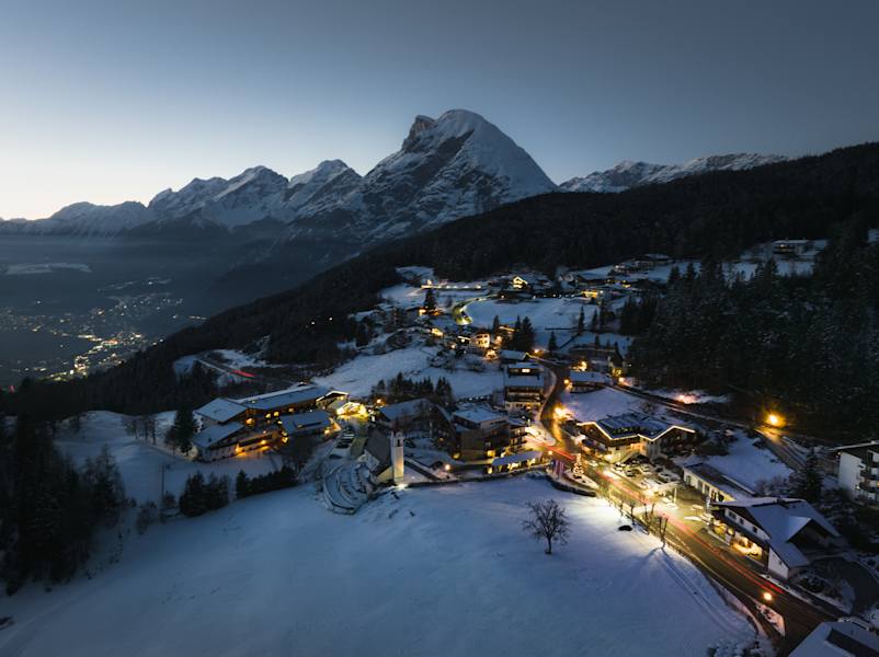 Mösern bei Nacht mit der Hohen Munde im Hintergrund
