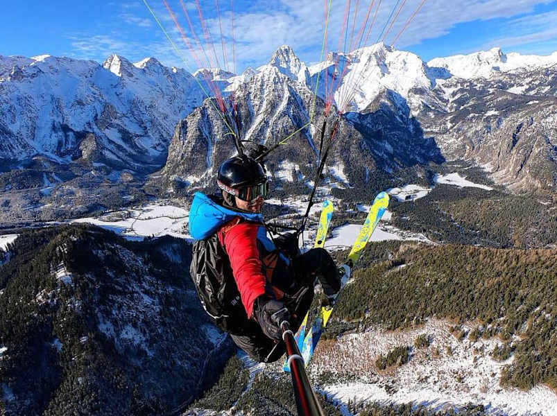 Ein anderer User hat die wenigen Sonnenstunden in Hinterstoder genutzt, um per Gleitschirm und Ski in die Lüfte zu steigen