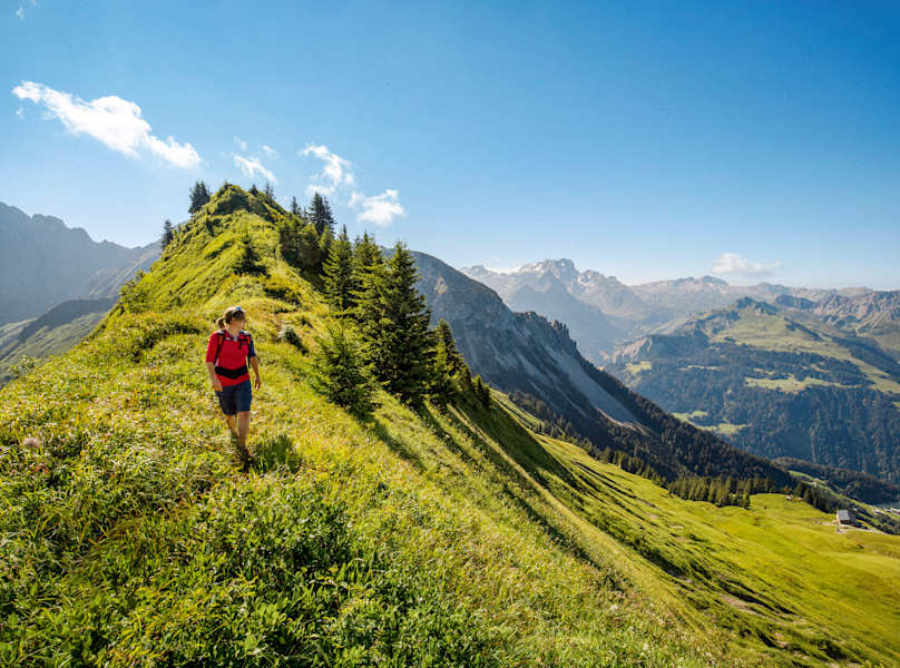 Auf dem Weg zum Zafernhorn blickt unsere Autorin Sissi Pärsch auf das Große Walsertal hinab