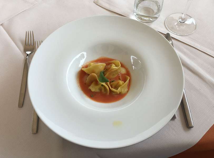 Tortellini mit hausgeräucherter Forelle und Spargel