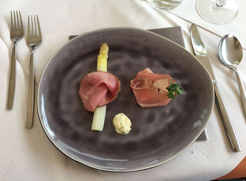 Spargel mit Lammschinken und Speck vom Stroh-Schwein