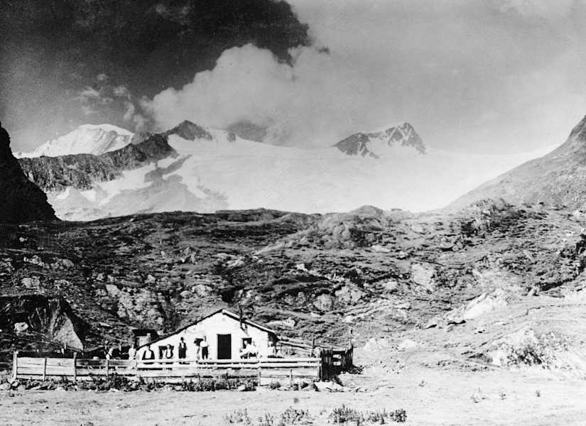 Die Johannishütte gegen Großvenediger.