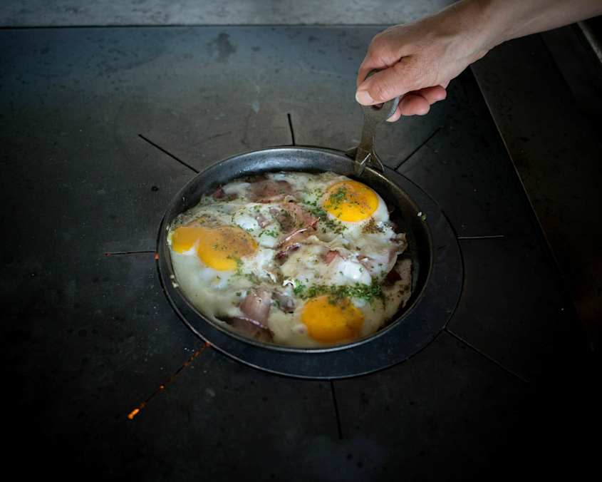 Auf der Angerlalm wird am Holzofen gekocht.
