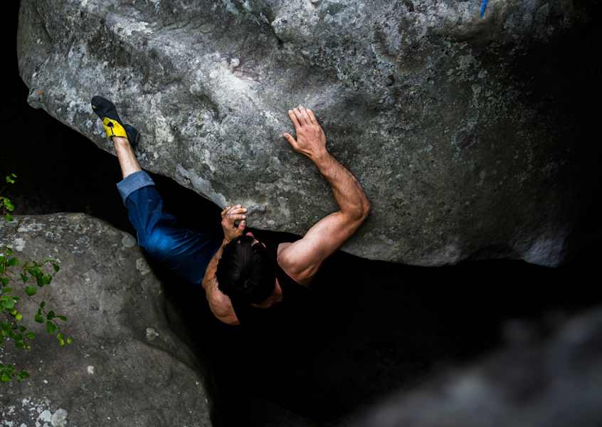 Mit Hilfe von Kolophonium-Harz wird die Reibung erhöht