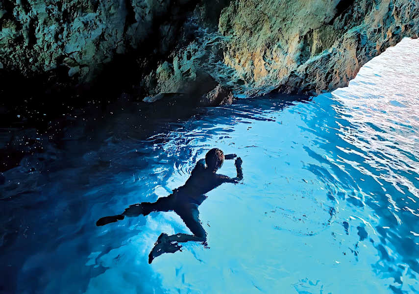 Die blaue Höhle: Bei richtigem Lichteinfall wird diese Höhle ihrem Namen vollauf gerecht.