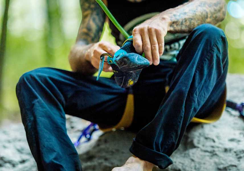 Kletterer zieht sich die Schuhe an.