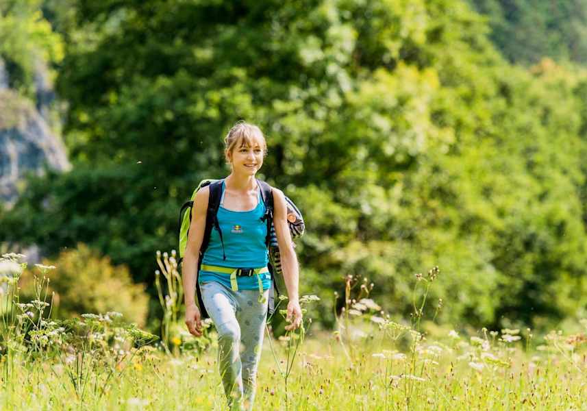 Auf Schleichwegen: Manche Kletterreviere liegen recht versteckt. Die Sportler müssen durch Wiesen und Wälder, um sie zu erreichen.