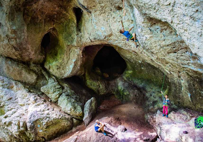 Das löchrige Gestein ist typisch für das Frankenjura.