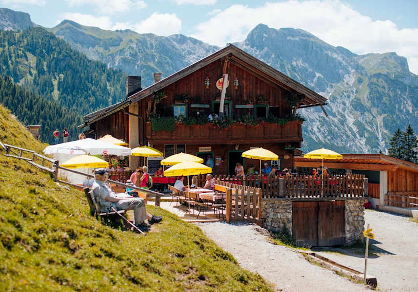 Die kleine, urige Bärenbadalm lädt zum Verweilen ein