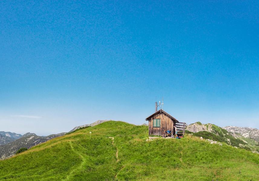 Ausblick auf liebliche Almwiesen und blitzblauen Himmel.