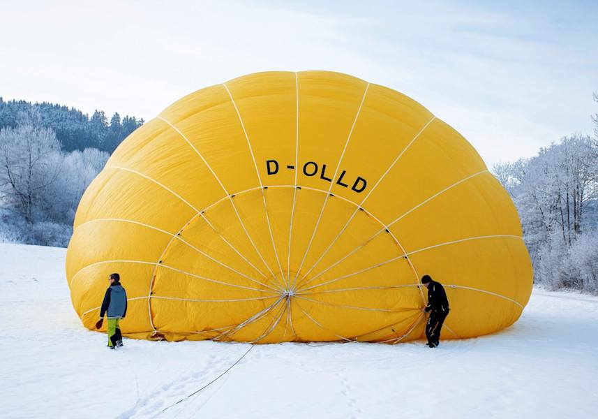 Der liegende Heißluftballon wird aufgeblasen.