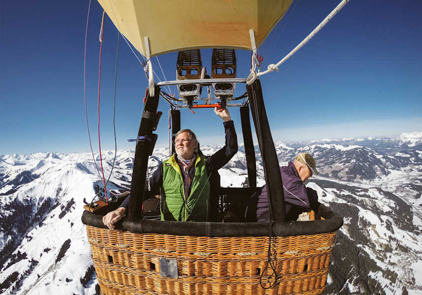 Die Piloten in luftiger Höhe, dahinter Bergpanorama.
