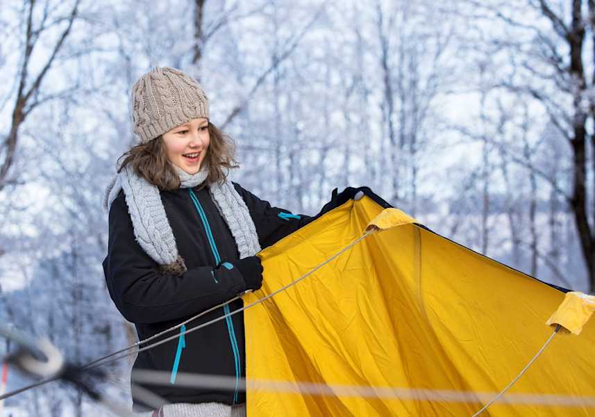Ein Mädchen hilft bei den Vorbereitungen
