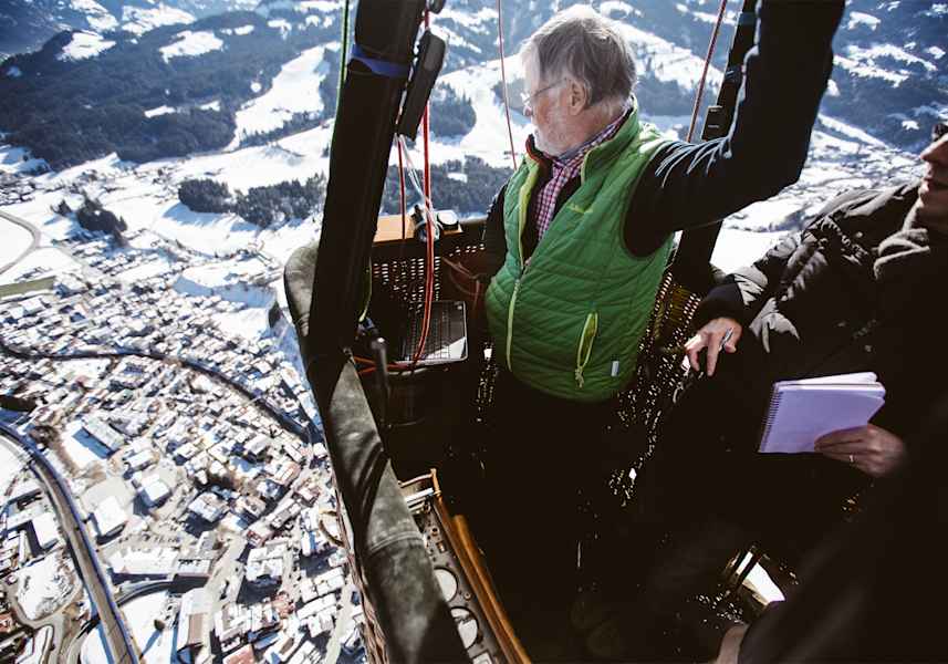 Wolfgang blickt hinunter ins Tal.