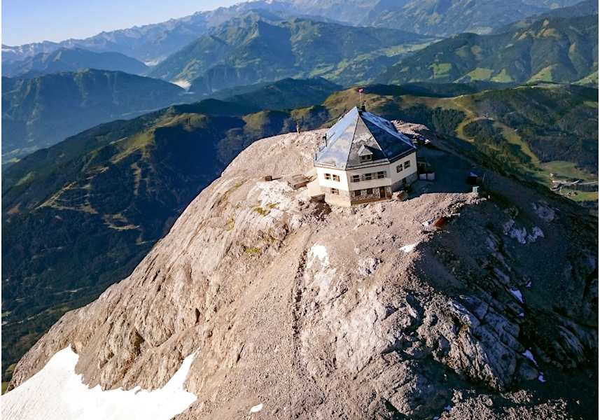 Die Gipflhütte direkt neben dem Gipfelkreuz.