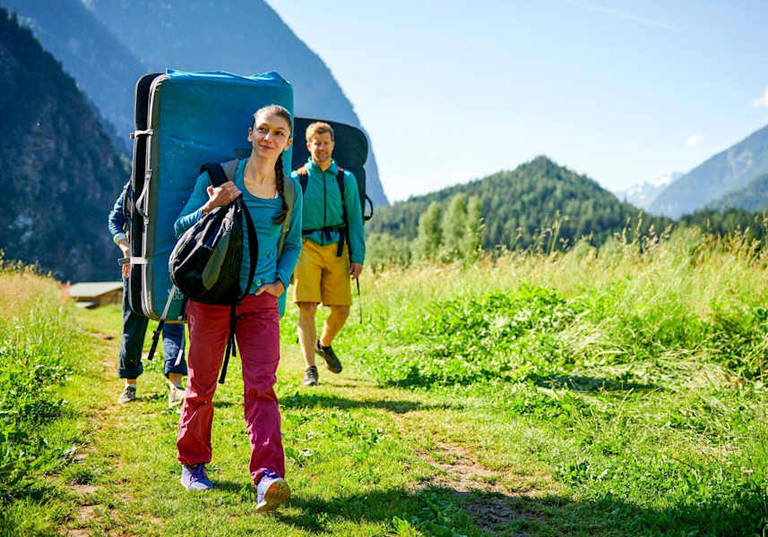 Auf Weg vom Parkplatz zum Spot mit ihren Crashpads am Rücken