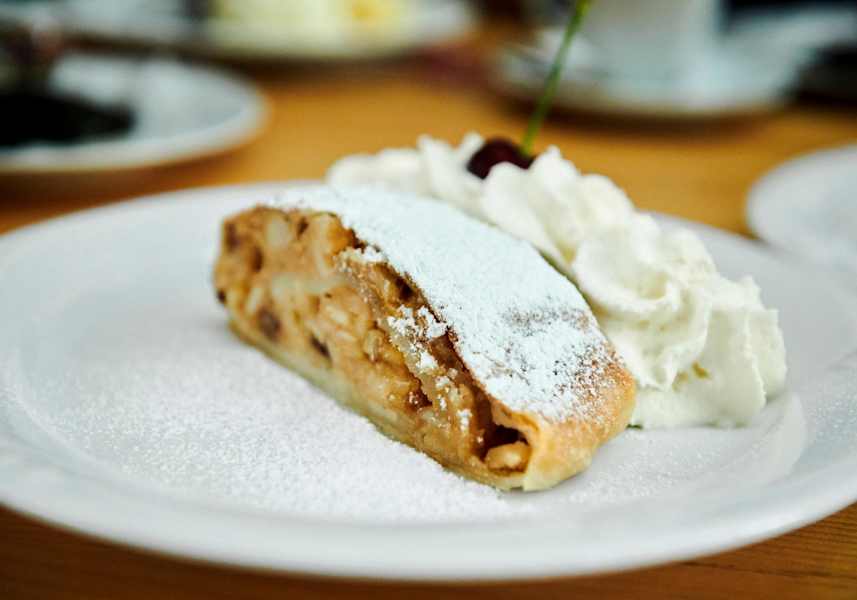 Apfelstrudel serviert mit Obers