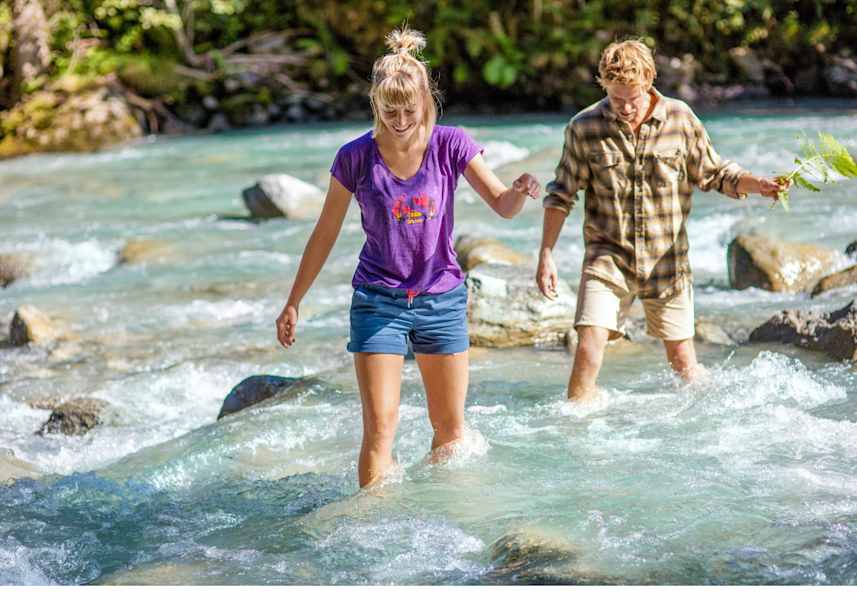 Zwei Kletterer durchqueren die Pitze.