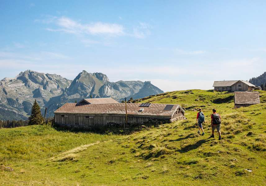Zwei Wanderer in einer wunderschönen Filmkulisse.