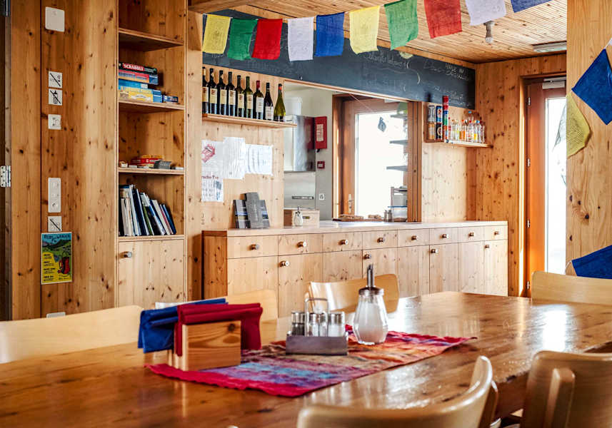 Die schlichte Inneneinrichtung der Hütte.