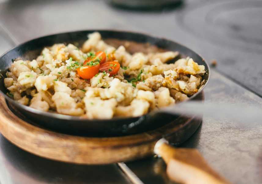 Steirische Kasnocken in der Pfanne serviert.